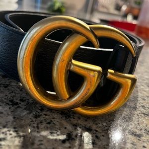 GUCCI BELT/BLACK LEATHER WITH GOLD BUCKLE